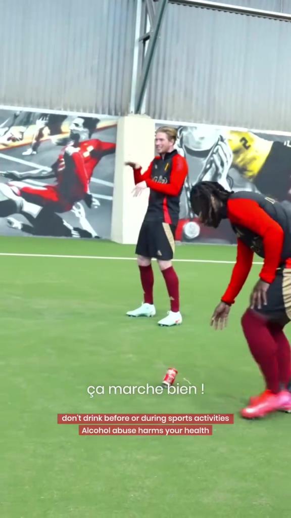 來自贊助商的任務！德布勞內的顛啤酒瓶挑戰！