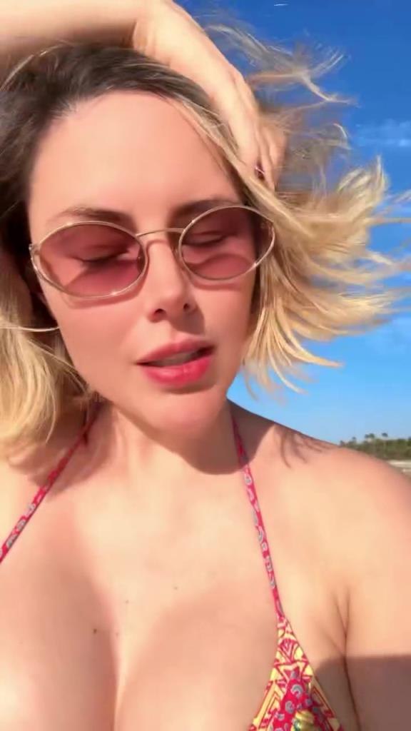 這泳衣尺碼小了！歐冠女主持這身材真的呼之欲出