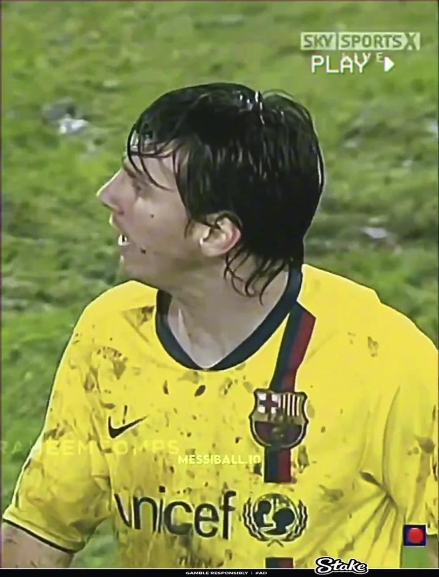 當時下著前所未有的大雨，球場上有一個水坑，梅西從水坑里拿起球