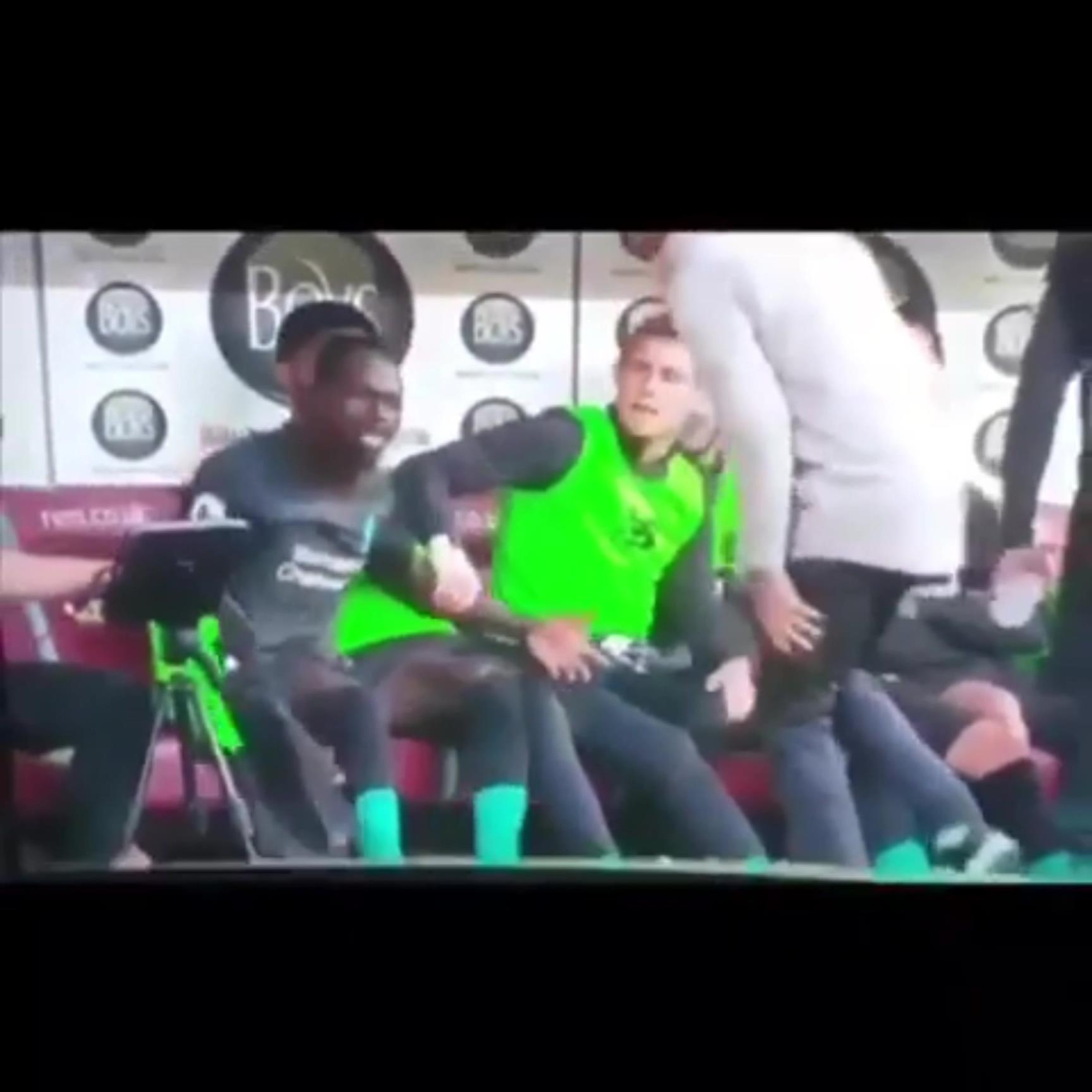 身邊菲米看呆了??馬內在替補席怒噴薩拉赫不傳球